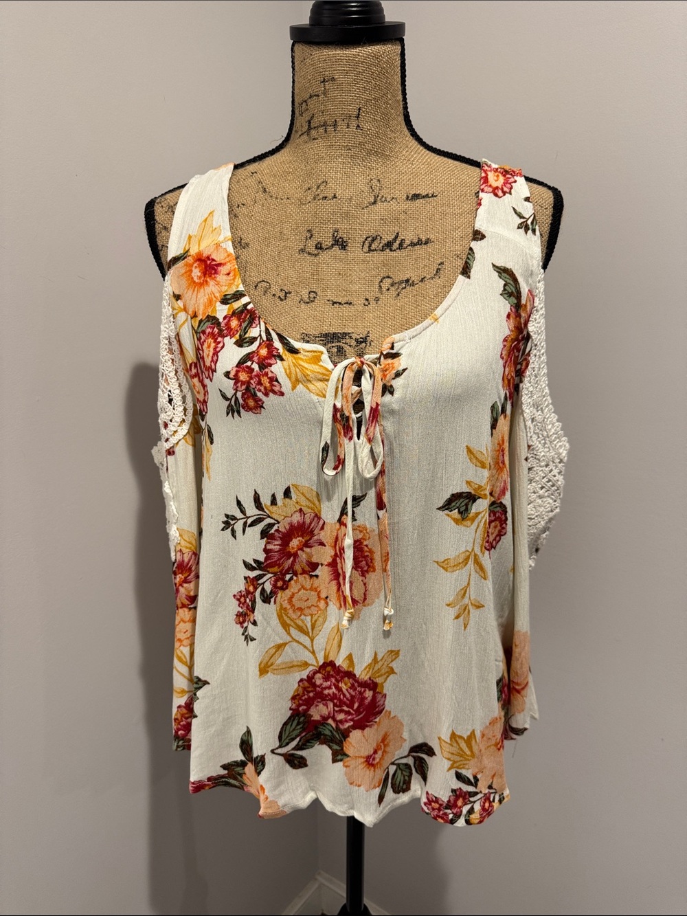 NWT Women's Thread & Clover White Floral Tie-Front Cold-Shoulder Top